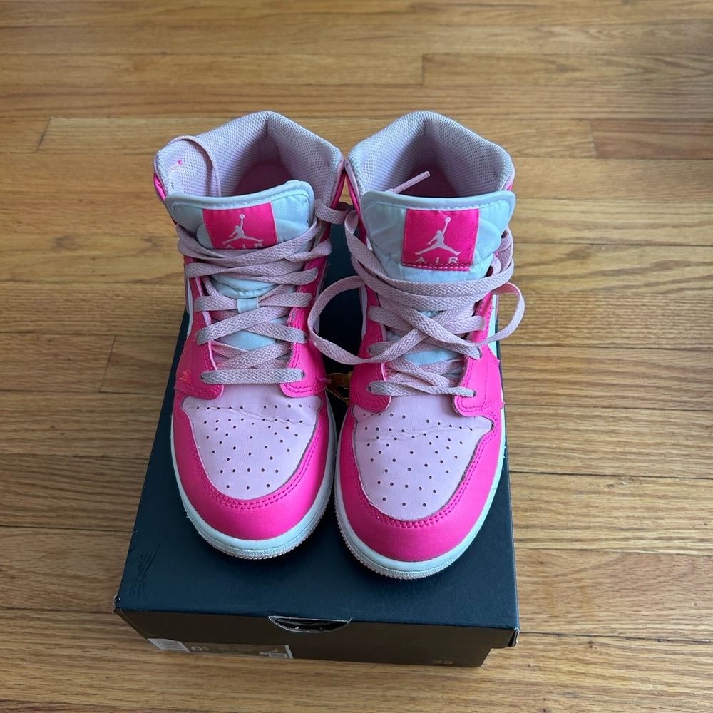 Nike Air Jordan
Used sneakers have some light wear shown in the images.